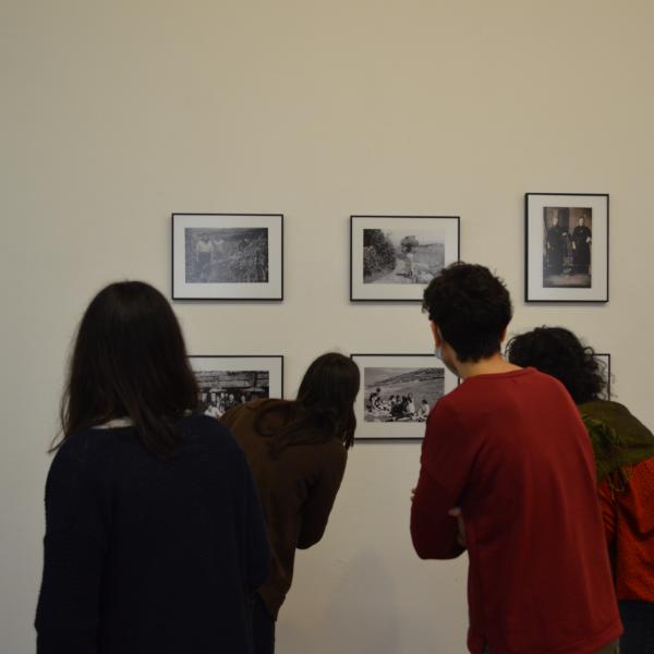 Visitantes observan unha das fotografías de "Entre amigos" exposta no primeiro andar do Claustro do Museo)
